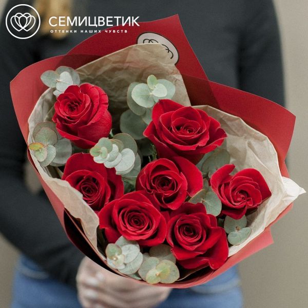 Букет из 7 красных роз Freedom 50 см (Эквадор) с эвкалиптом