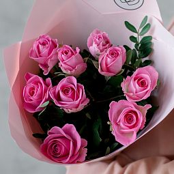 Букет из 9 розовых роз 40 см (Кения) с фисташкой