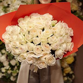 Букет из 51 белой пионовидной розы White O'Hara 40 см