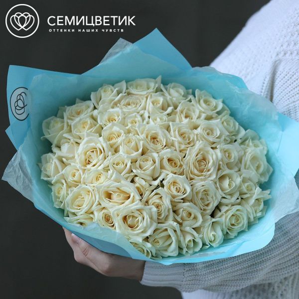 Букет из 51 белой розы 40 см (Россия) в голубой пленке