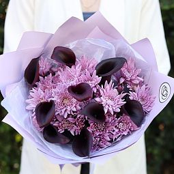 Букет из темно-фиолетовых калл и розовых кустовых хризантем