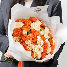 Букет из 51 белой и оранжевой розы 40 см (Россия) в белой пленке