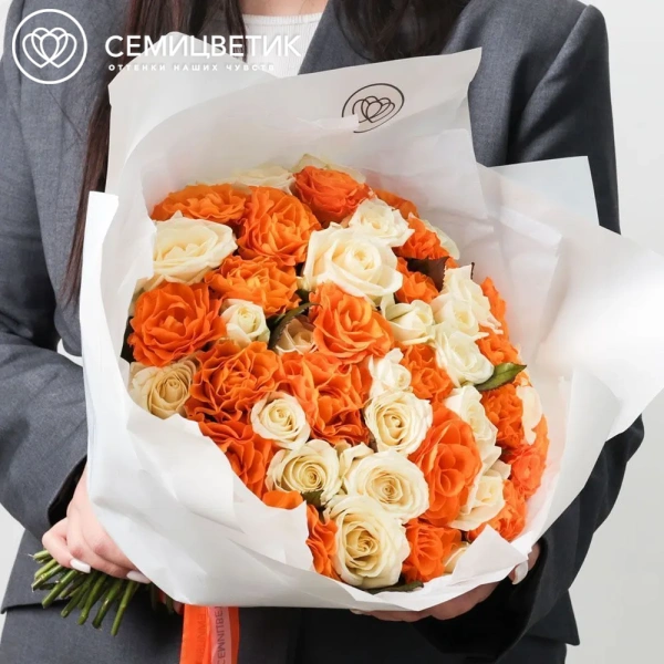 Букет из 51 белой и оранжевой розы 40 см (Россия) в белой пленке