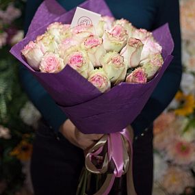 Букет из 25 розово-фисташковых роз Esperance 50 см (Эквадор)