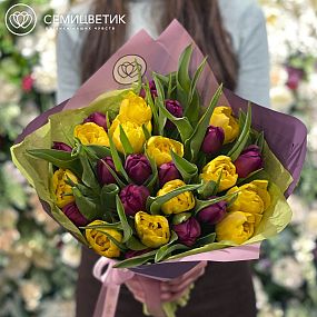 Букет из 25 пионовидных желтых и фиолетовых тюльпанов