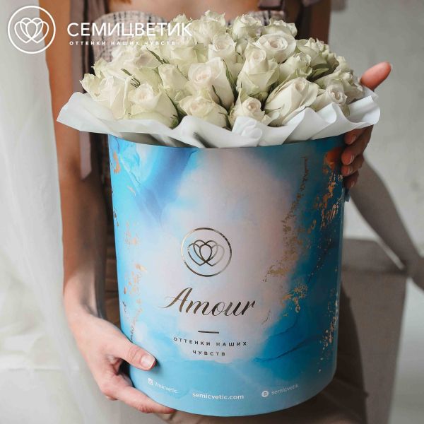 Букет в голубой шляпной коробке Amour из 51 белой розы (Кения)