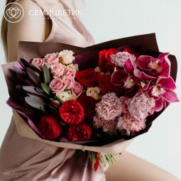 Стильный дизайнерский букет из роз, гвоздик и орхидеи "M" в красных тонах в упаковке