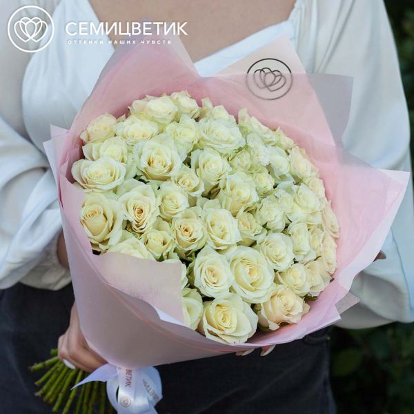 Букет из 45 белых роз 40 см (Кения) в розовой пленке