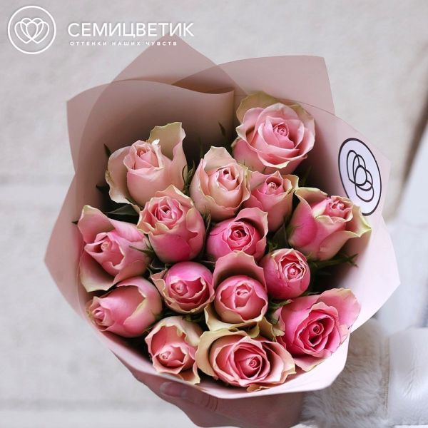 Букет из 15 нежно-розовых роз 35 см (Кения) в кремовой упаковке