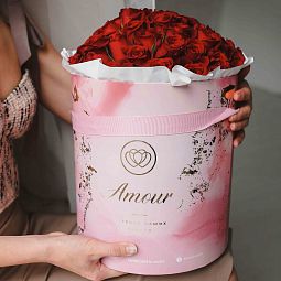 Букет в розовой шляпной коробке Amour из 51 красной розы (Кения) Standart