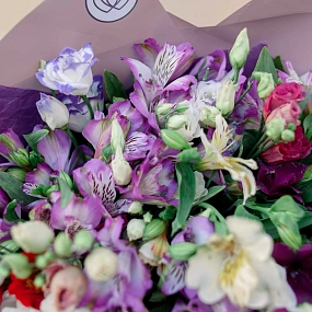 Букет из 15 лизиантусов и 10 альстромерий микс в сиреневой пленке