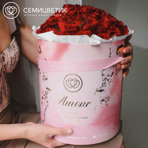 Букет в розовой шляпной коробке Amour из 51 красной розы (Кения)