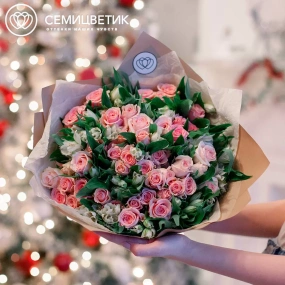 Букет из 13 белых альстромерий и 12 кустовых роз (Кения) в кремовой пленке