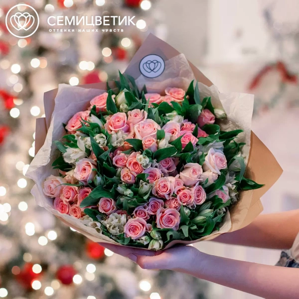 Букет из 13 белых альстромерий и 12 кустовых роз (Кения) в кремовой пленке