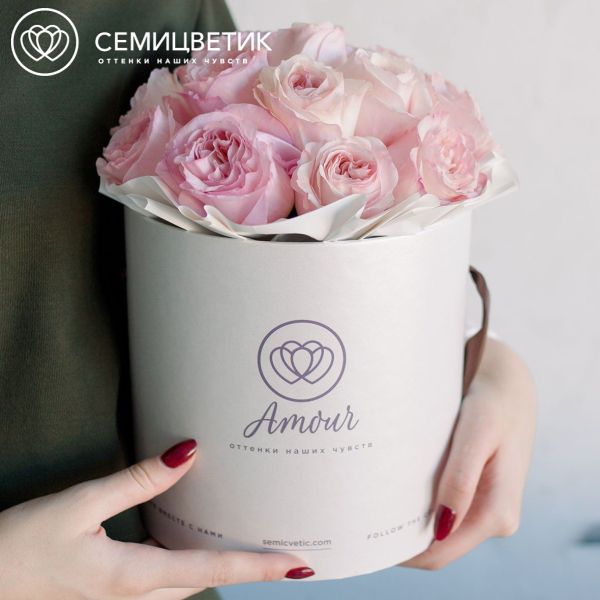 Букет в белой шляпной коробке Amour Mini из 17 пионовидных розовых роз Keira