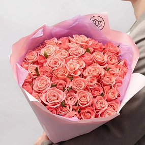 Букет из 51 коралловой розы Анна Каренина 60 см (Россия) в розовой пленке