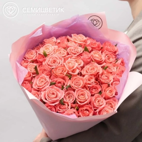 Букет из 51 коралловой розы Анна Каренина 60 см (Россия) в розовой пленке