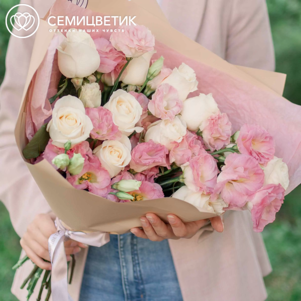 Букет из 10 белых роз Vendela 50 см (Эквадор) и 5 розовых лизиантусов в кремовой пленке