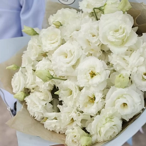 Букет из 25 белых махровых лизиантусов в голубой пленке