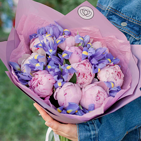 Букет из 10 розовых пионов Premium и 15 синих ирисов в сиреневой пленке