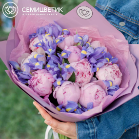 Букет из 10 розовых пионов Premium и 15 синих ирисов в сиреневой пленке