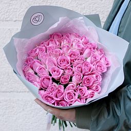 Букет из 51 розовой розы 40 см (Кения) в голубой пленке (Экспресс-доставка)