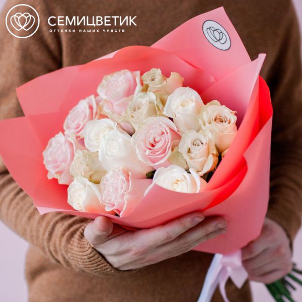 Букет из 15 белых и нежно-розовых роз 50 см (Эквадор) в розовой пленке