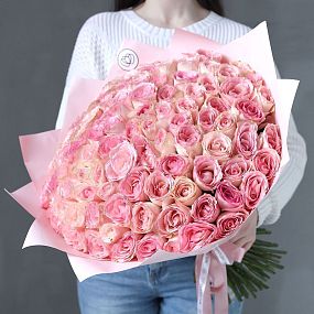 Букет из 101 нежно-розовой розы Esperance 50 см (Кения) в розовой упаковке