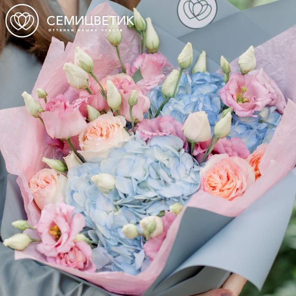 Букет из 5 пионовидных роз Flash back, 6 розовых лизиантусов и 2 голубых гортензий в голубой пленке