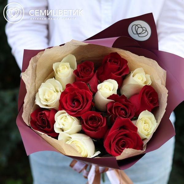 Букет из 15 красной и белой розы 40 см (Кения)