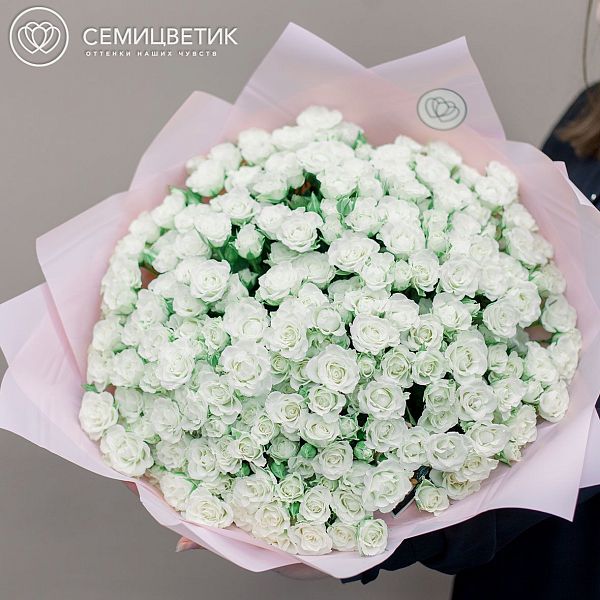 101 белая кустовая роза Snowflake 40 см (Кения) в дизайнерской упаковке ZL