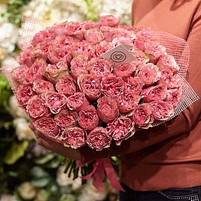 Букет из 51 розовых пионовидных роз Love Me Tender 40 см