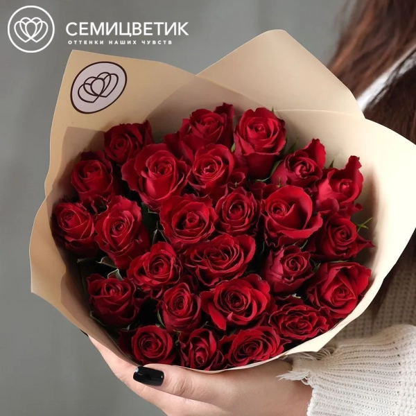 Букет из 25 красных роз 35-40 см (Кения) в кремовой пленке