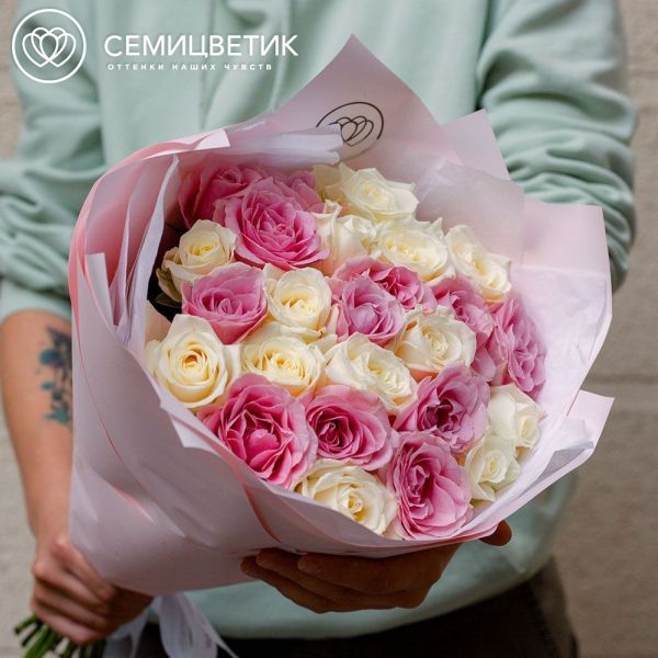 Букет из 25 нежно-розовой и белой розы 50 см (Россия) в розовой пленке