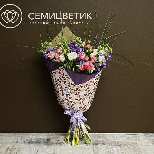 Букет из кустовой розы, лизиантуса и берграсса в упаковке