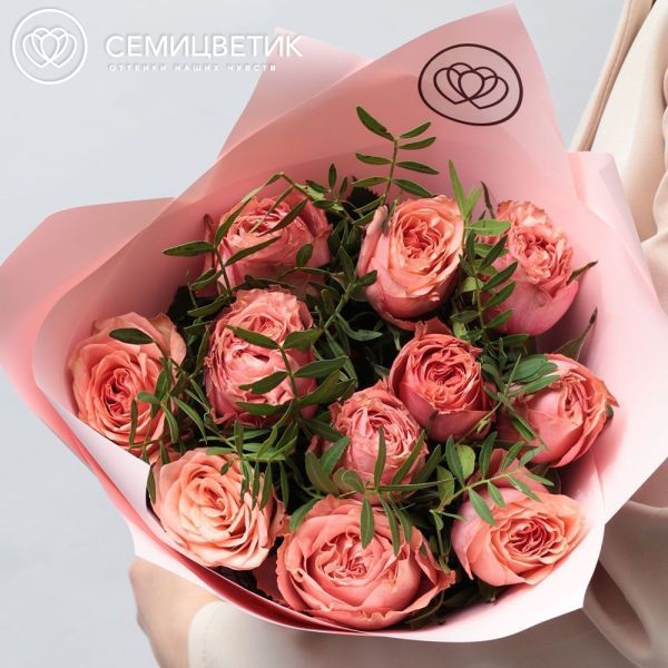 Букет из 11 кораллово-розовых пионовидных роз Wild Love 40 см с фисташкой в розовой пленке