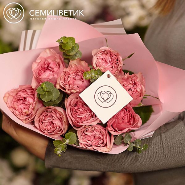 Букет из 9 розовых пионовидных роз Love Me Tender 40 см с эвкалиптом