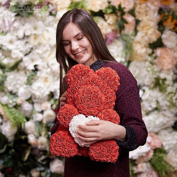 Мишка из роз красный с белым сердечком 40 см