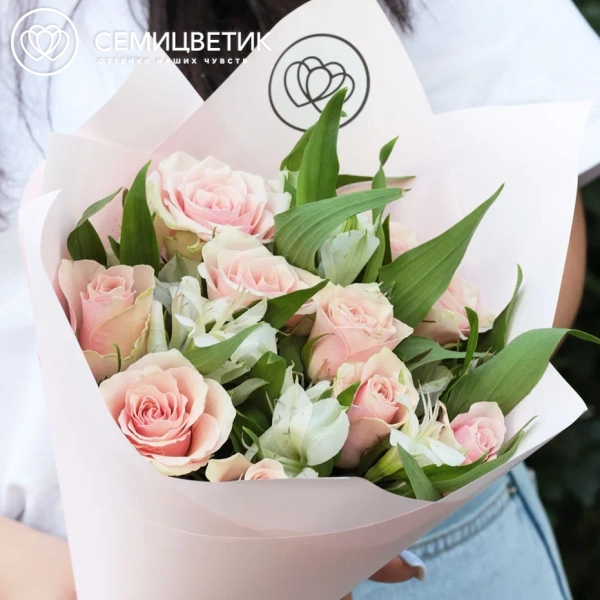 Букет из 10 нежно-розовых роз (Кения) и 5 белых альстромерий в розовой пленке