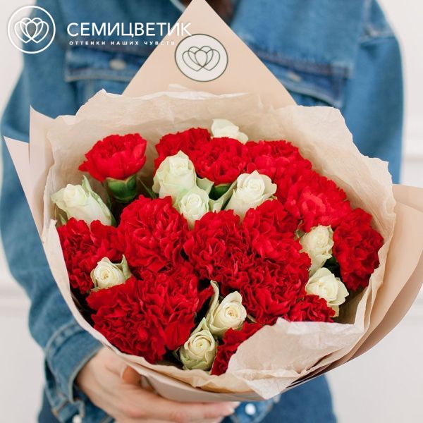 Букет из 15 красных гвоздик и 10 белых роз 40 см (Кения)