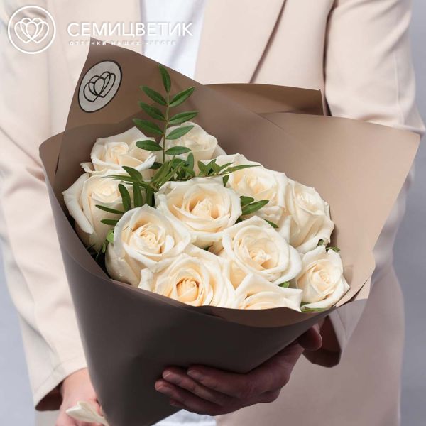 Букет из 11 белых роз Vendela 50 см (Эквадор) с фисташкой в кремовой пленке