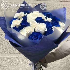 Букет из 25 синих и белых роз Vendela 50 см (Эквадор) в белой пленке