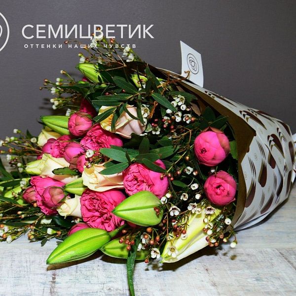 Букет из лилии, пионовидной розы и ваксфлаура в упаковке
