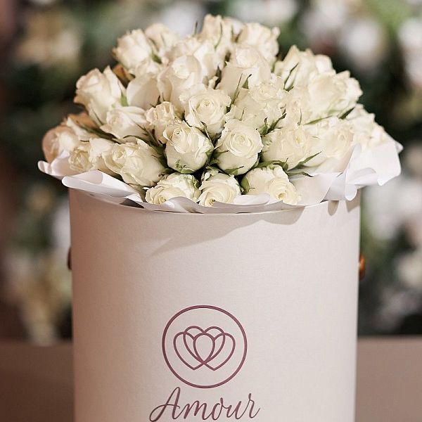 Букет в белой шляпной коробке Amour из 45 белых роз (Кения) Premium