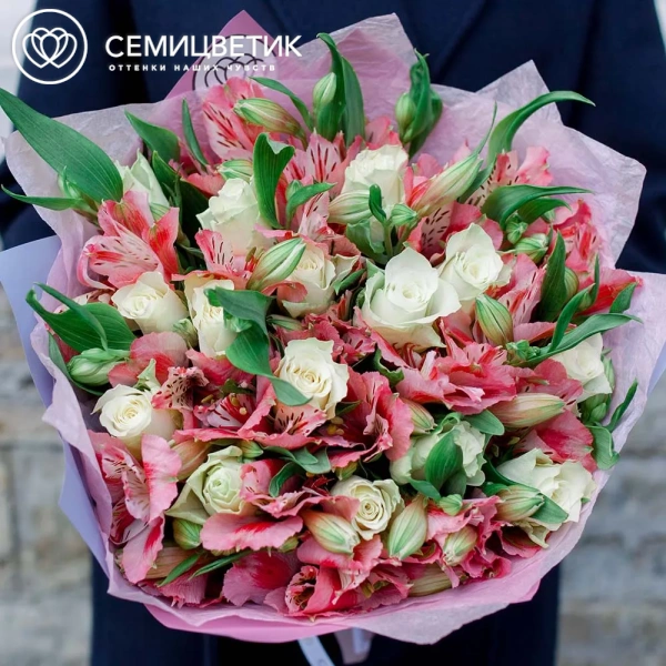 Букет из 15 белых роз 40 см (Кения) и 10 розовых альстромерий в сиреневой пленке