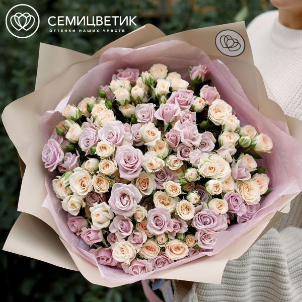 Букет из 25 кустовых кремовых и сиреневых роз 40 см (Кения)