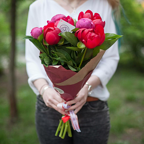 Букет из 7 пионов Old Faithful и Coral Sunset Standart в упаковке