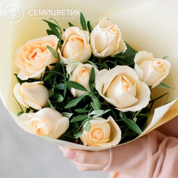 Букет из 9 персиковых роз 40 см (Кения) с фисташкой