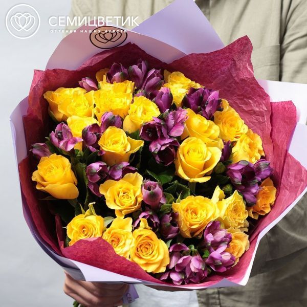 Букет из 26 желтых роз 35-40 см (Россия) и 7 альстромериями в фиолетовых тонах