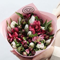 Букет из 15 белых тюльпанов и 7 красных альстромерий в розовой пленке